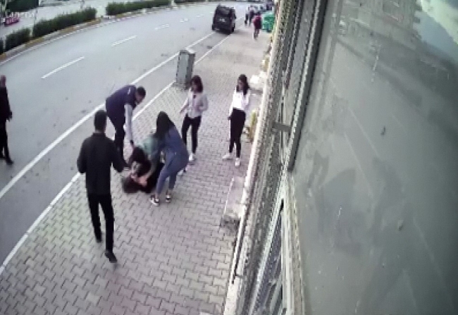 Kızların tekme tokat kavgası güvenlik kamerasına yansıdı