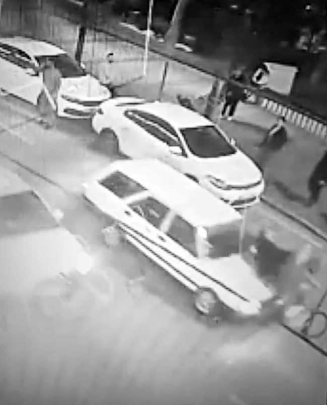 Karşıdan karşıya geçen aileye otomobil çarptı