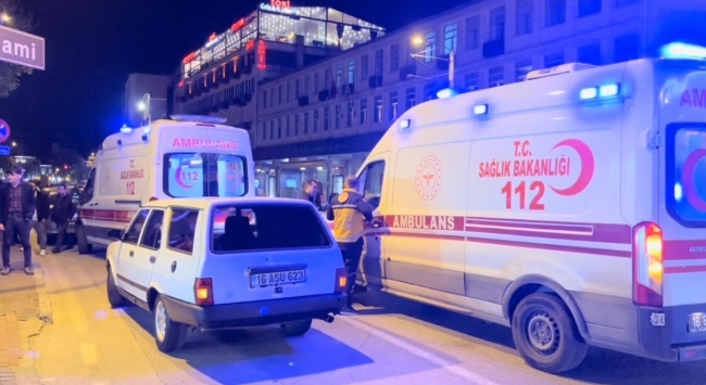 Karşıdan karşıya geçen aileye otomobil çarptı
