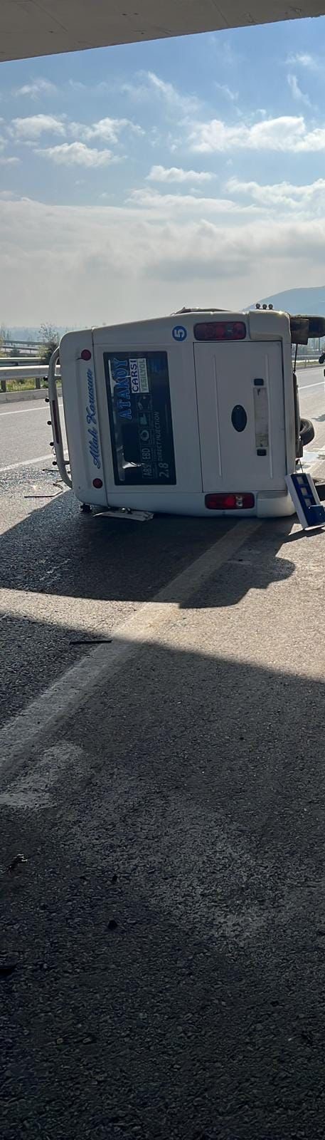 Afyonkarahisar'da minibüs devrildi