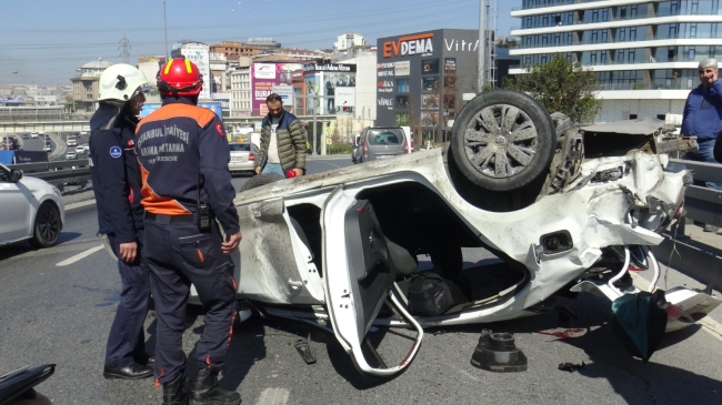 Bariyere çarpan otomobil takla attı
