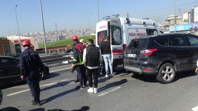 Bariyere çarpan otomobil takla attı