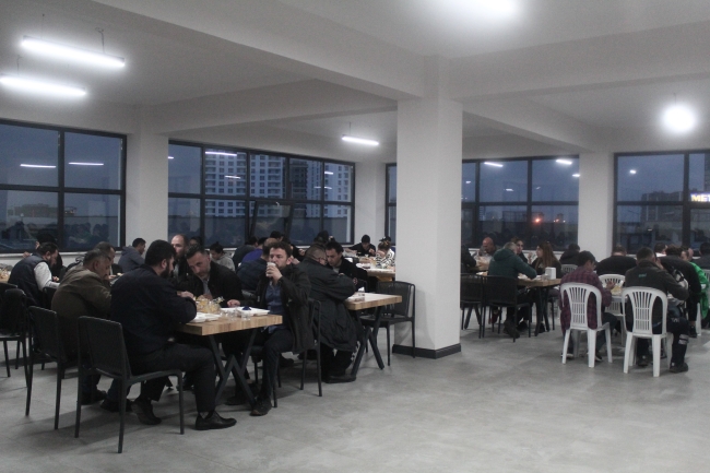 Bursa'da öğrenci ve ihtiyaç sahiplerine günde 2 öğün sıcak yemek