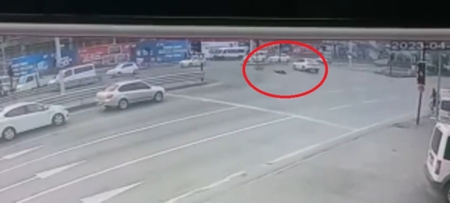 Trafik ışıklarına aldırış etmedi, ölümle burun buruna geldi