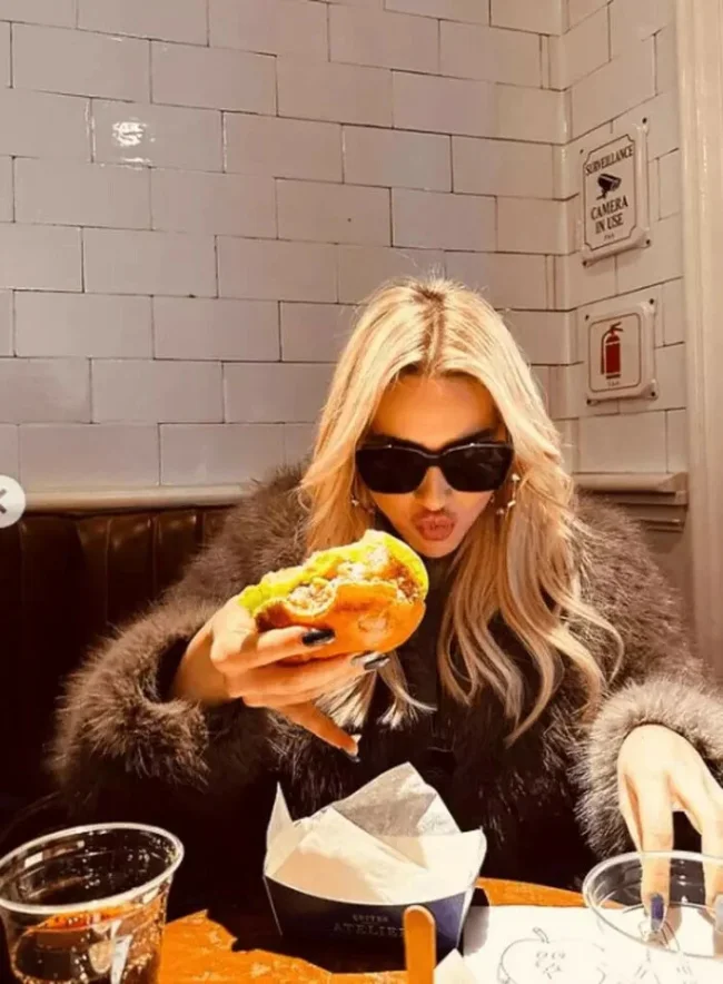 Hadise başarısını işte böyle kutladı