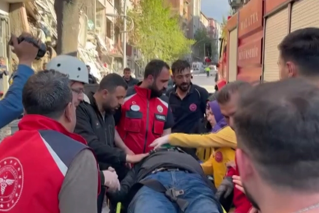 Ağır hasarlı bina çöktü!