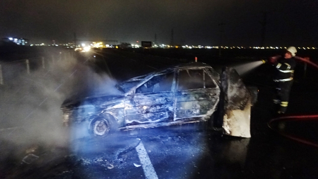 Otomobil bariyere çarpıp alev aldı: 3 yaralı