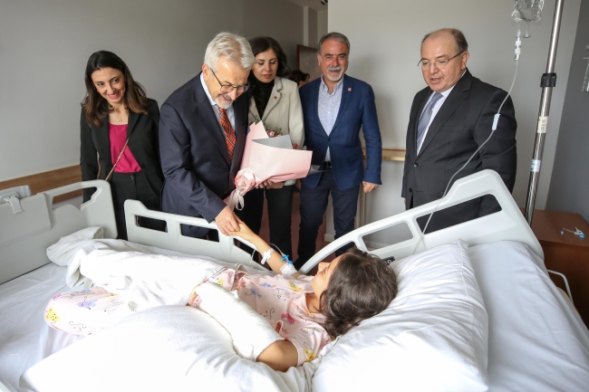 Erdem’den kazazede öğrencilere ziyaret