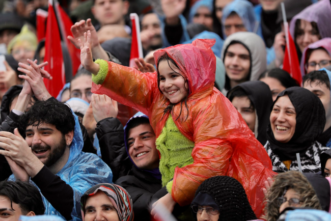İmamoğlu yağmur altında Bursalılarla buluştu
