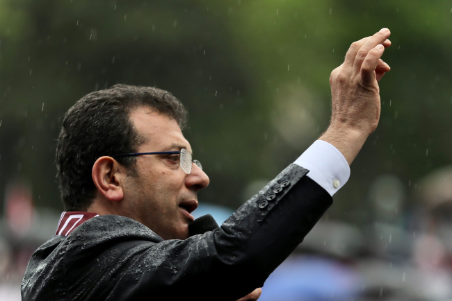 İmamoğlu yağmur altında Bursalılarla buluştu
