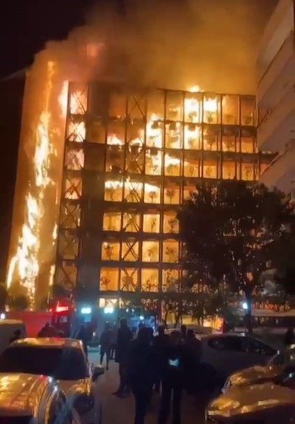Yangından kurtulmak için balkondan atladılar