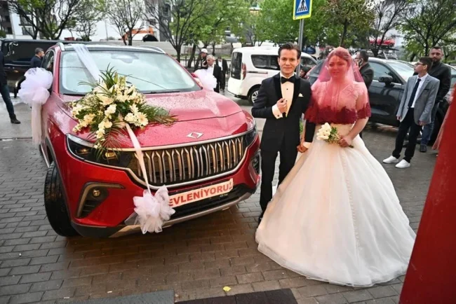 Gelin Togg'a binmiş, 'ya nasip' demiş