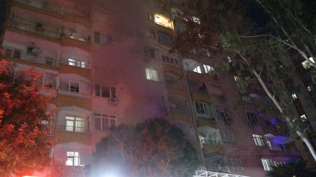 Yangında kedisi sırt çantasına koyup kurtardı