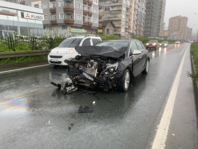 Kontrolden çıkan otomobil polis aracına çarptı
