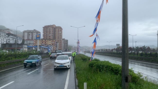 Kontrolden çıkan otomobil polis aracına çarptı