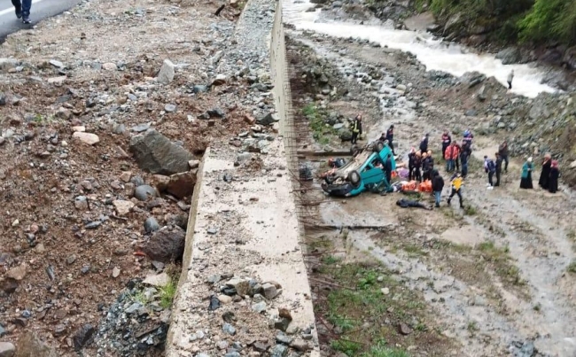 Rize’de hafif ticari araç dereye uçtu