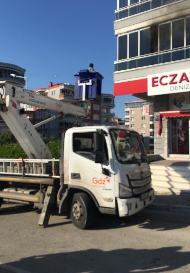 İzmir’de korkutan yangın! Balkonda mahsur kaldı