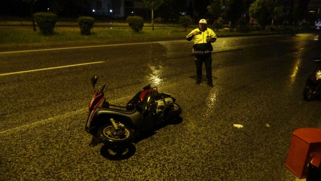 Hafif ticari araç motokuryeye çarpıp kaçtı