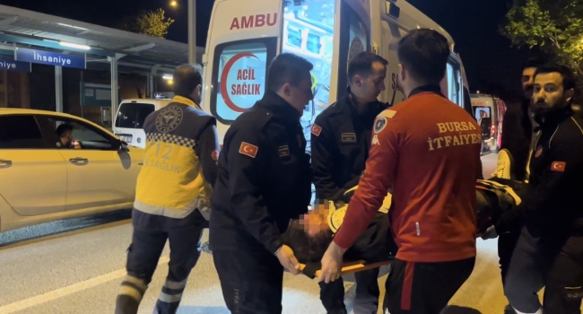 Çekicinin paletlerine çarpan araç takla attı: 2 yaralı