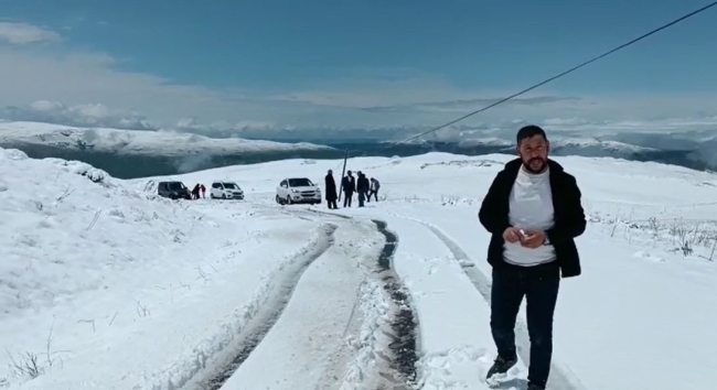 Nisan ayında bastıran kar yolu kapattı
