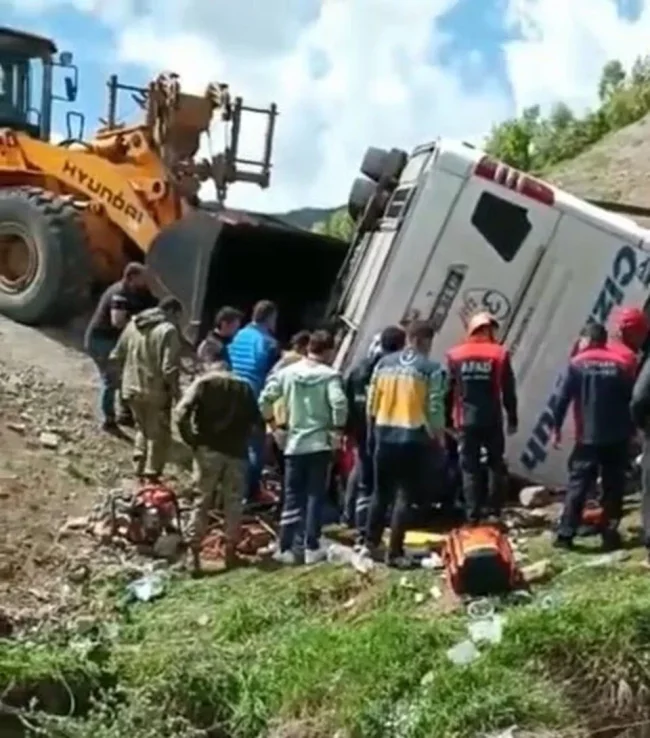 Askerleri taşıyan otobüs devrildi: 2 şehit, 45 yaralı