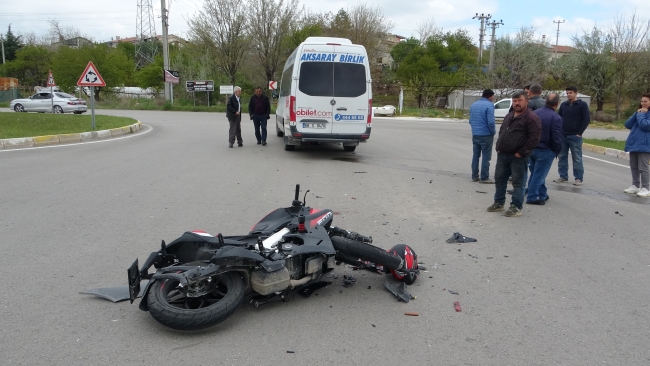 Hız motosikleti minibüse çarptı: 1 ağır yaralı
