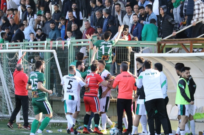 Bursa'da Amatör ligde taraftarlar birbirine girdi