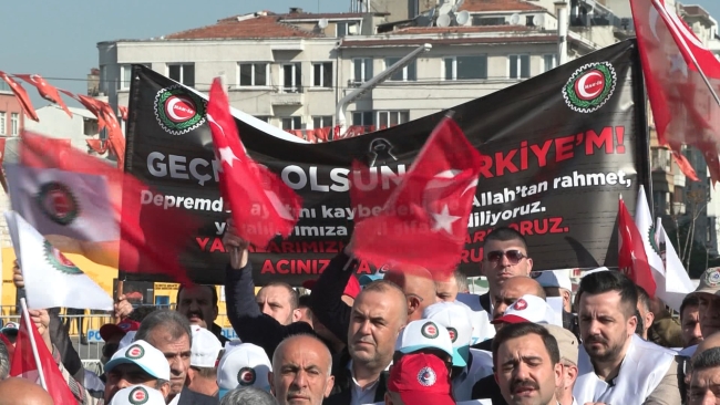 HAK-İŞ Taksim Cumhuriyet Anıtı'na çelenk bıraktı