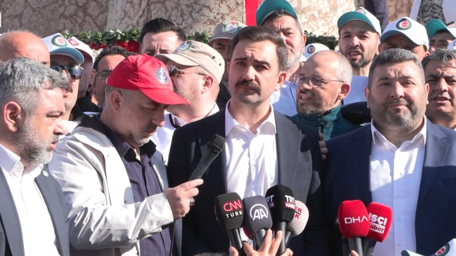 HAK-İŞ Taksim Cumhuriyet Anıtı'na çelenk bıraktı