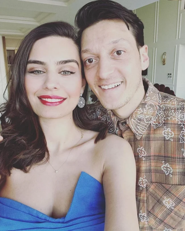 Özil'den Amine Gülşe'ye: Seni seviyorum