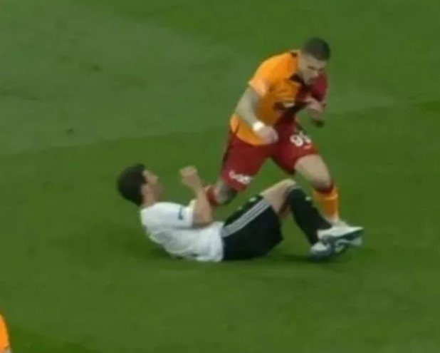 Beşiktaş Galatasaray derbisinin tartışmalı pozisyonları!