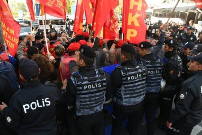 Taksim'e yürümek isteyen iki gruptaki 35 kişi gözaltına alındı