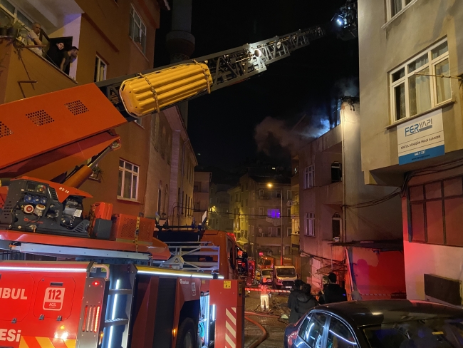 Kağıthane’de 3 katlı binada korkutan yangın