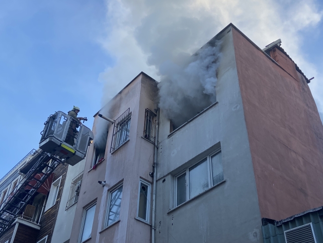 Beyoğlu’nda 4 katlı binada korkutan yangın