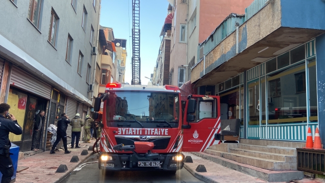 Beyoğlu’nda 4 katlı binada korkutan yangın