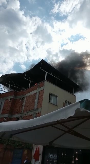 Tarihi simit fırını yakınlarında yangın