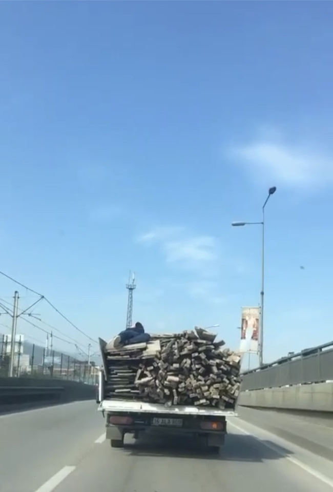 Odunların üzerinde canını hiçe saydı