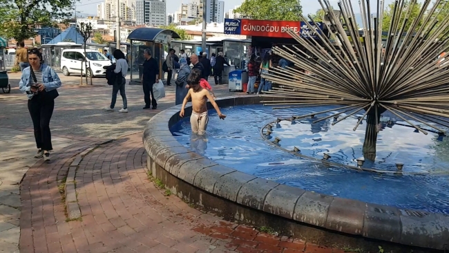 Bursa'da çocukların süs havuzunda tehlikeli eğlencesi