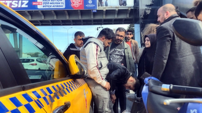 Avcılar'da taksiye çarpan motosikletli yaralandı