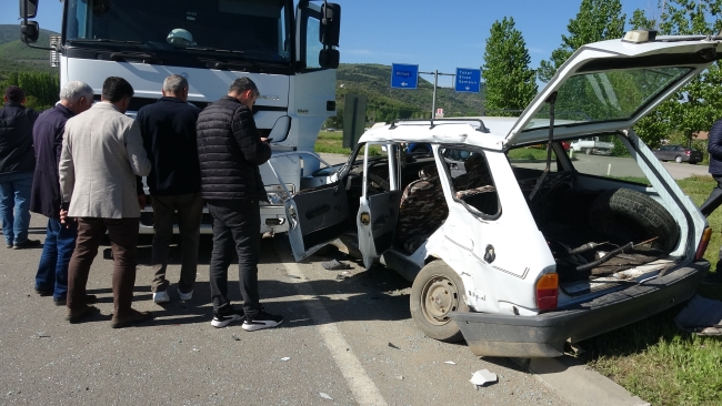 Tokat'ta TIR ile otomobil çarpıştı:3 yaralı