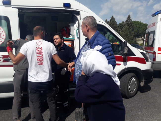 Havaalanına yolcu taşıyan minibüs kamyona çarptı