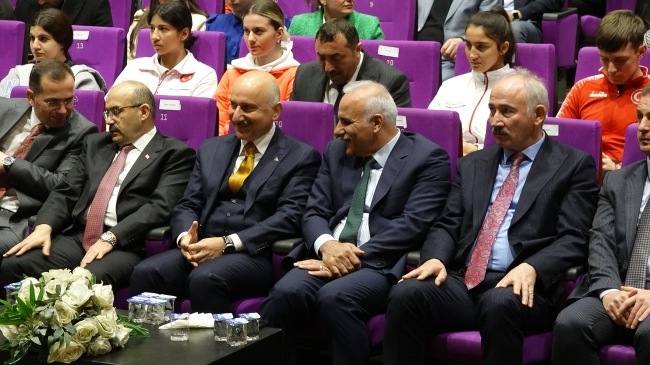 Bakan Karaismailoğlu: "Gençlerin gözlerindeki ışıltıyı Türkiye ve dünyaya yaymak görevimiz"