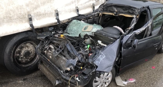 Bursa’da otomobil TIR'a ok gibi saplandı