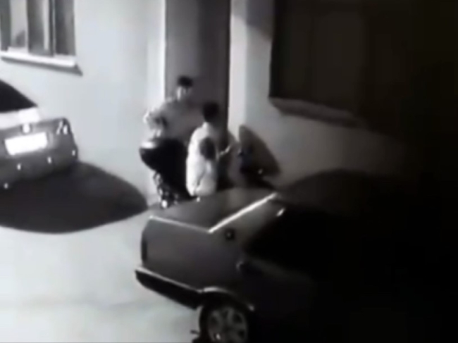 Bursa'da hırsızlar motosikleti kucaklayarak çaldılar