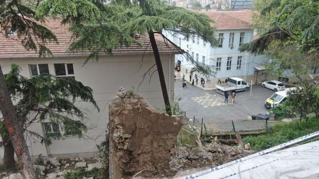 İstinat duvarı okulun bahçesine çöktü