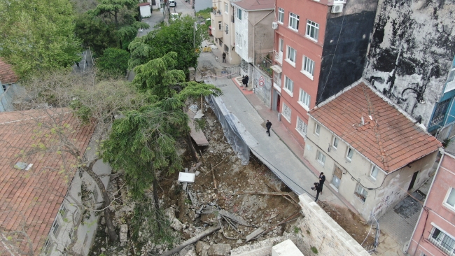 İstinat duvarı okulun bahçesine çöktü