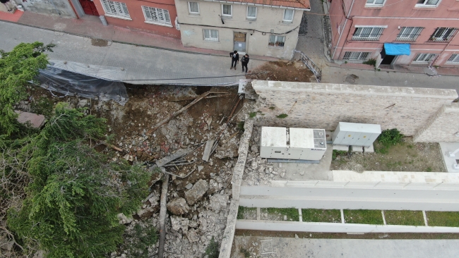 İstinat duvarı okulun bahçesine çöktü