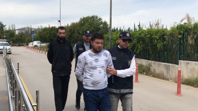 Adana'da 13 kaçak göçmeni taşıyan şüpheli tutuklandı