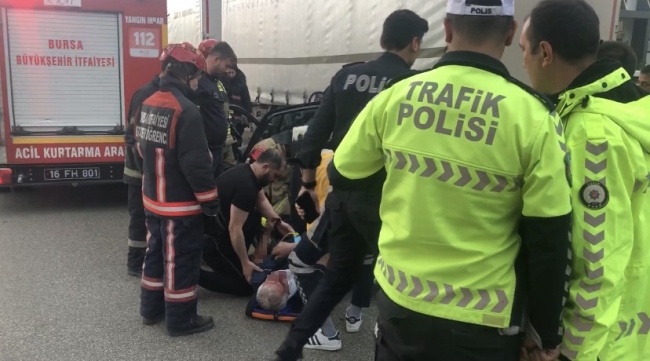 Feci kaza! TIR'a ok gibi saplandı