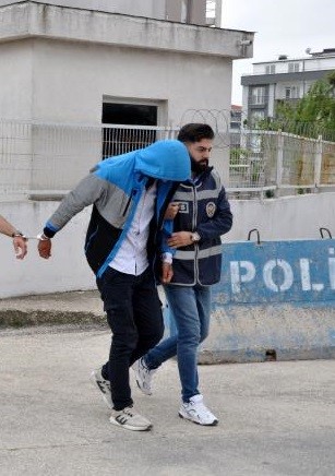Öfkeli veli kızının saçı çekildi diye okulu bastı!